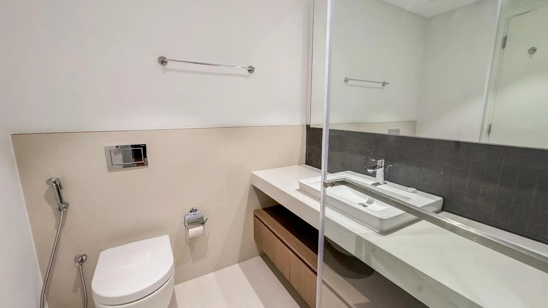 Like Home - 5303 Stylish Two-Bedroom Apartment With Scenic Creek Views دبي